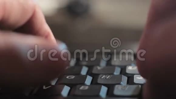 手在英文电脑键盘上打字视频的预览图