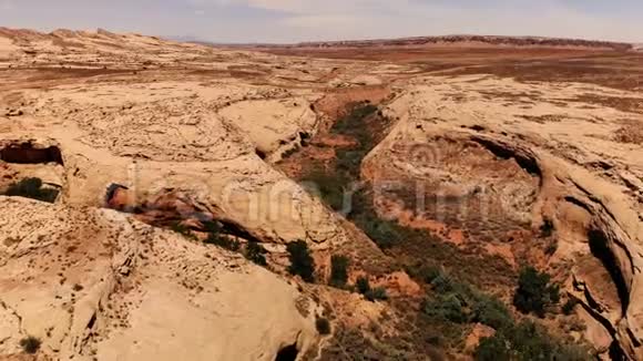 美国犹他州的沙漠风景优美犹他州的自然地质环境从上面看空中看无人机射击视频的预览图