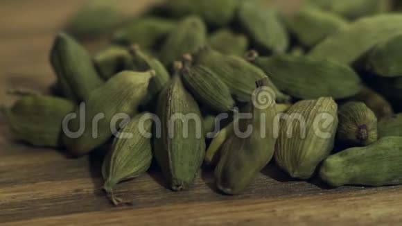 木制桌子上的绿色豆蔻4k视频的预览图