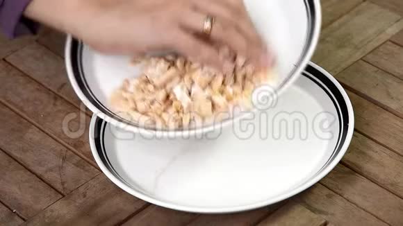 在木桌上的纸盘上放置淡辣椒蒜的视频片段视频的预览图