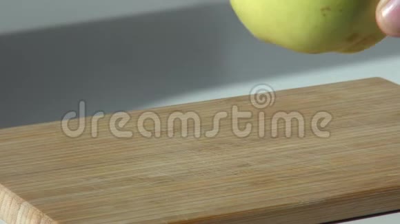 青苹果被放在一块木制的砧板上视频的预览图