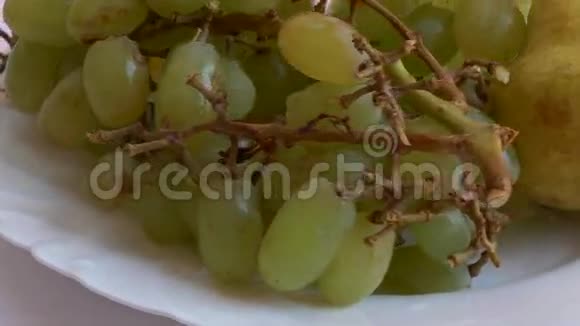 白色盘子里的葡萄和梨视频的预览图
