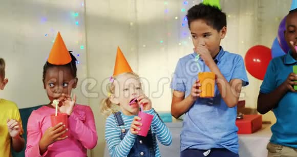 孩子们在生日派对上喝酒4k视频的预览图