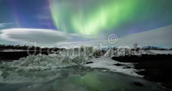 山脉上方的北极光视频的预览图