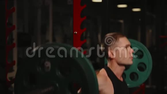 在健身房锻炼的肌肉男视频的预览图
