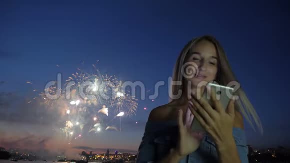 有电话背景的女人在城市烟火视频的预览图