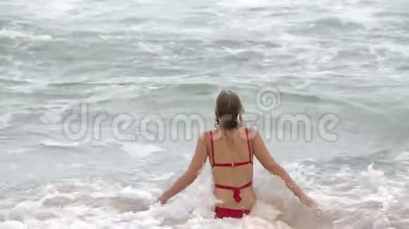 年轻性感的女人在大西洋的沙滩上玩得很开心视频的预览图