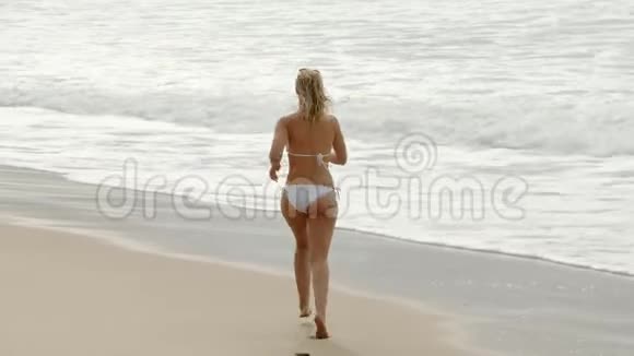 年轻性感的女人在大西洋的沙滩上玩得很开心视频的预览图
