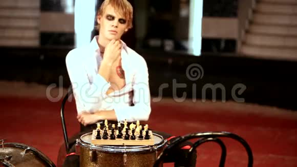 人坐在鼓旁下棋视频的预览图