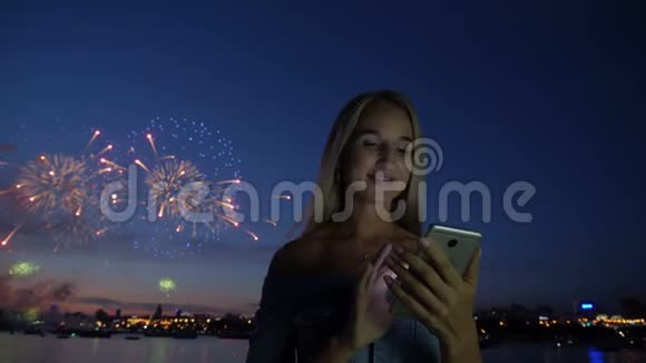有电话背景的女人在城市烟火视频的预览图