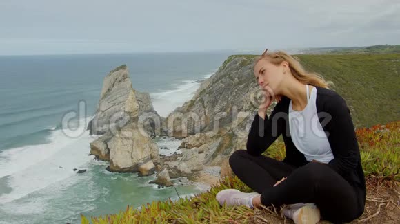 坐在葡萄牙的卡波达罗卡海岸视频的预览图