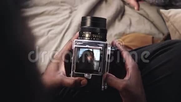 多种族夫妇有一次摄影老年移影相机录像机中年轻女性的视角人拍照视频的预览图