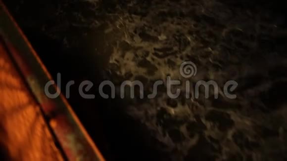 哈德逊河渡轮上的泡沫水视频的预览图