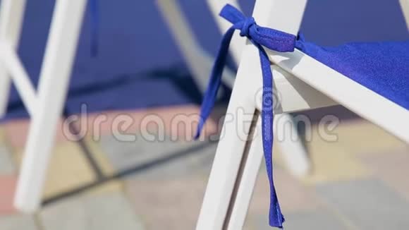 结婚日的安排餐厅外的婚礼新娘和客人的椅子和蓝色走道视频的预览图