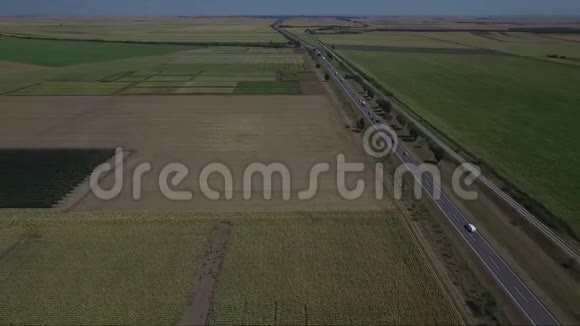 农田中间的道路视频的预览图