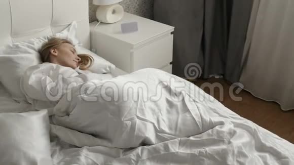女孩睡在床上视频的预览图