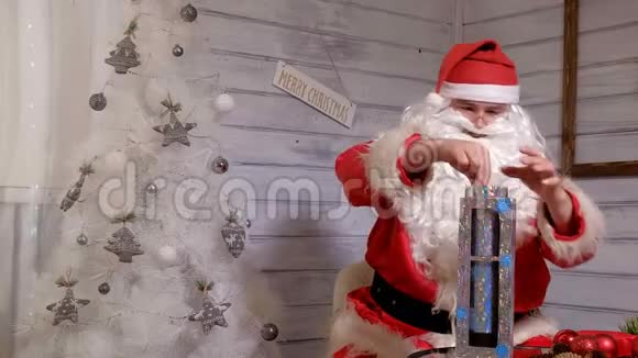 圣诞老人用烟斗表演魔术视频的预览图