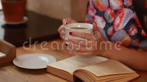 书花白杯木桌上的日记本视频的预览图