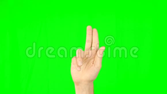 手势用2个手指前视绿色背景轻击双拍滑动视频的预览图