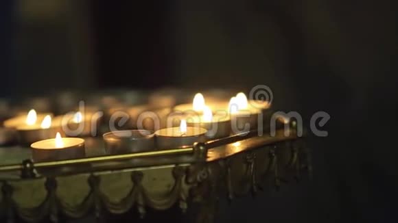 许多蜡烛在黑暗教会发光视频的预览图