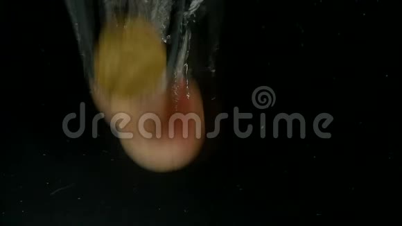 黑色背景下掉在水里的土豆片视频的预览图
