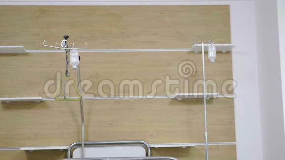 两位医生在医院的房间里握手视频的预览图