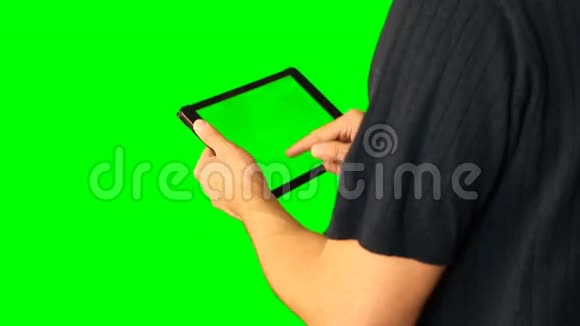 使用绿色屏幕平板电脑的人在大屏幕5上从5倍增加铬键绿色屏幕高清视频的预览图