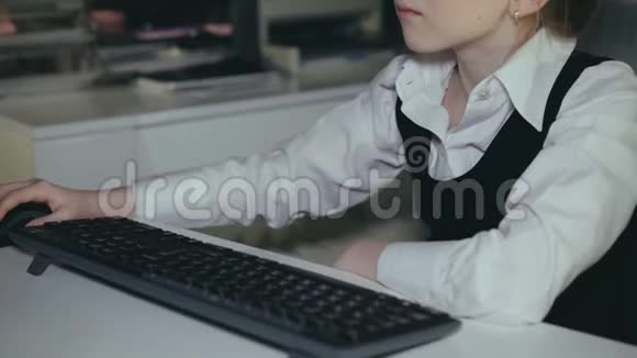 成功的女学生愿意在办公室4K的电脑和报纸上工作视频的预览图