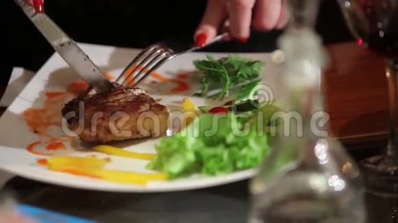 一块肉放在盘子里加酱视频的预览图