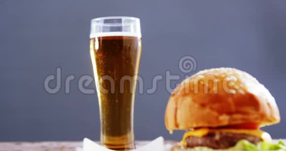木制桌子上的啤酒和小吃视频的预览图