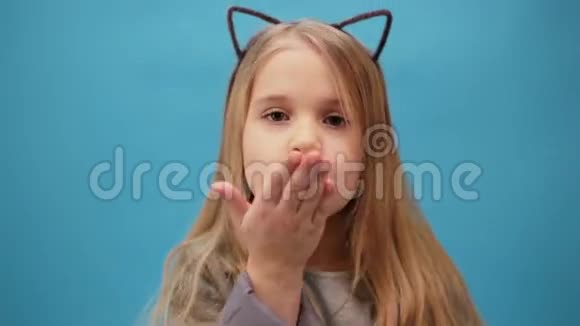 小女孩送一个空气吻视频的预览图