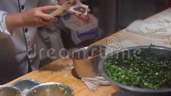 手工拍摄的中国厨师烹饪著名的中国饺子与各种填充游中国概念中文视频的预览图