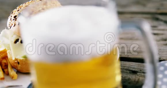 木制桌子上的啤酒和小吃视频的预览图