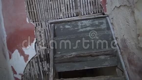 一间破旧的房子里的木制梯子视频的预览图