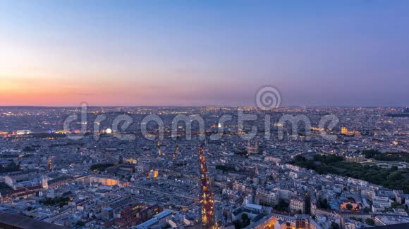 日落后的巴黎全景白天到晚上从法国巴黎蒙帕纳斯大厦俯视视频的预览图
