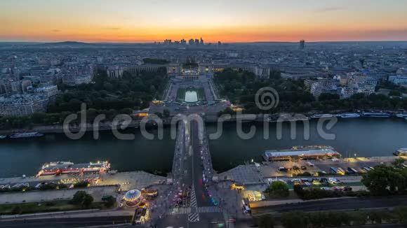 从巴黎的埃菲尔铁塔可以看到从特罗卡德罗到夜晚的空中景色视频的预览图