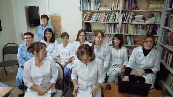 一群女医务人员齐聚一堂视频的预览图