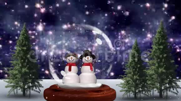 神奇森林中可爱的雪人情侣圣诞动画视频的预览图