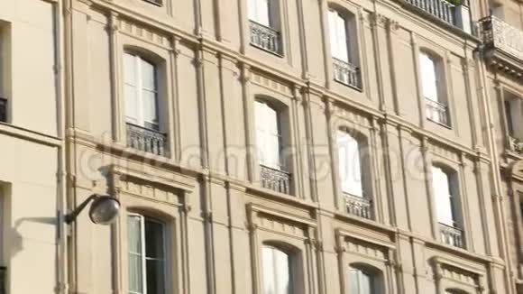 4k巴黎公寓楼无人驾驶飞机带阳台视频的预览图