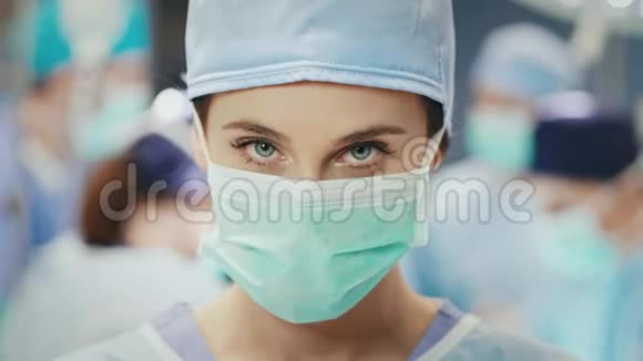 手术室女外科医生画像视频的预览图