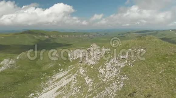 夏季飞越悬崖山脉的空中观光视频的预览图