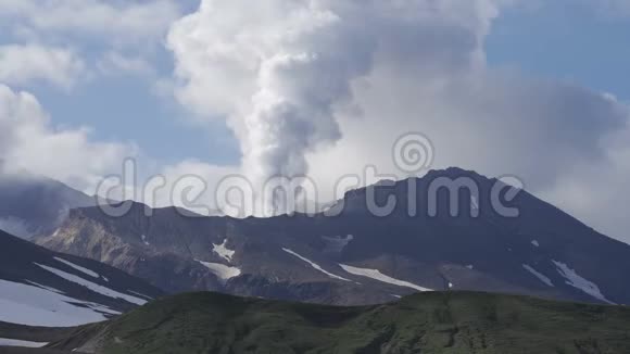 堪察加的火山活动视频的预览图