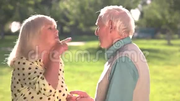 一对老夫妇吵架视频的预览图