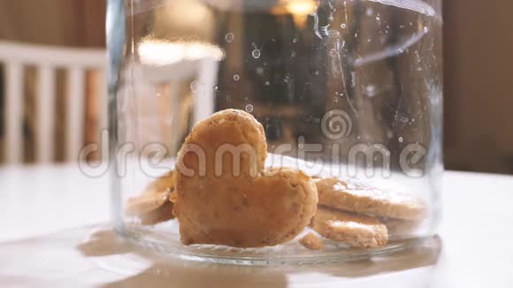 从玻璃瓶里拿饼干的人视频的预览图