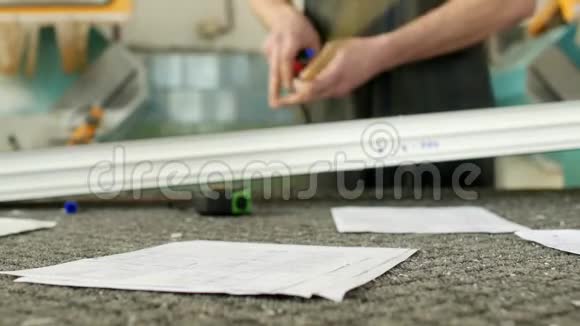生产和制造pvc窗一名男性工人正在测量pvc型材并用记号笔标记视频的预览图