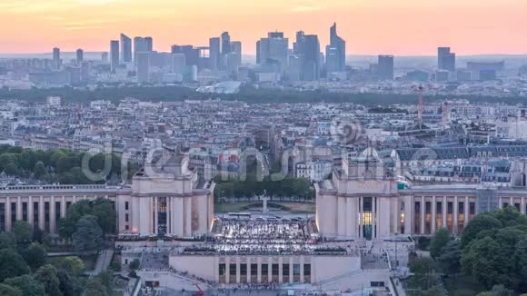 从巴黎的埃菲尔铁塔可以看到从特罗卡德罗到夜晚的空中景色视频的预览图