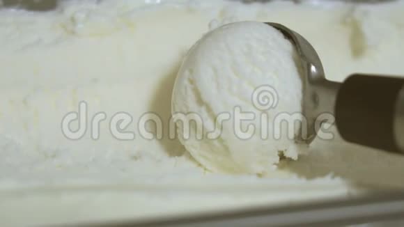 香草冰淇淋被铲掉了视频的预览图