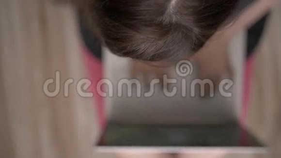 年轻漂亮的女士坐在有笔记本电脑的地板上视频的预览图