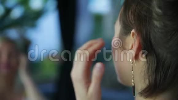 脸部按摩用做面部按摩的漂亮金发女人视频的预览图