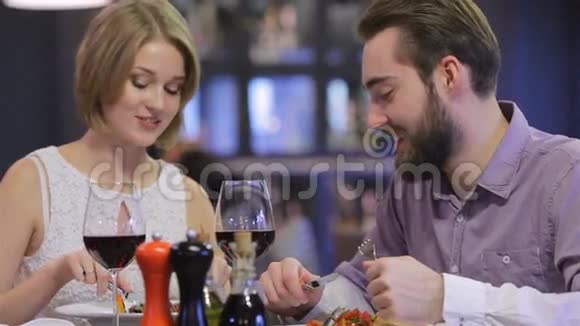一对美丽的夫妇正在吃浪漫的晚餐视频的预览图